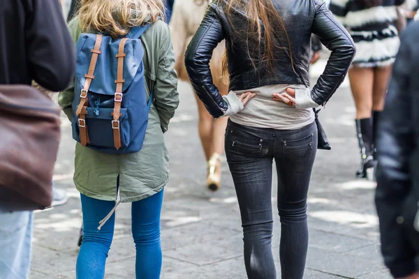 Gente caminando por la ciudad —  Fotos de Stock