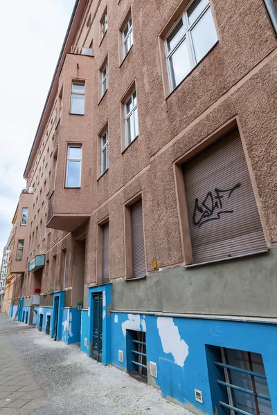 Antigo edifício de apartamentos em Berlim-Kreuzberg — Fotografia de Stock