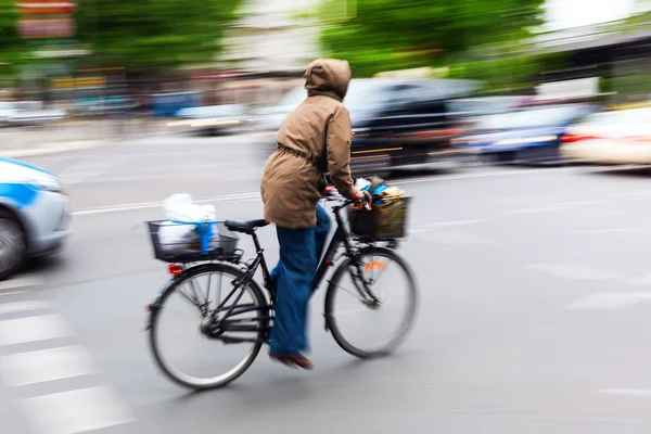 城市里骑自行车的人 — 图库照片