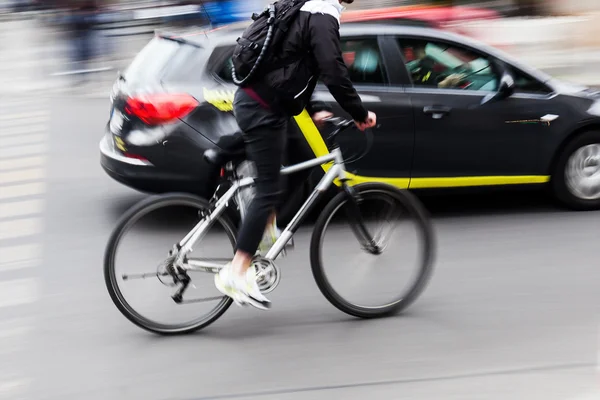 Cycliste dans la circulation urbaine — Photo