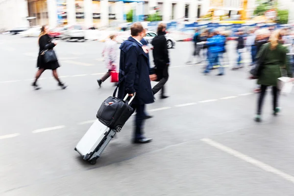 Traveling businessman crossing a street — Stock Photo, Image