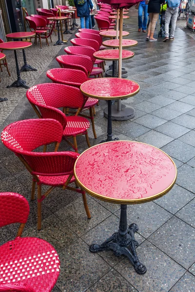 Стол и стулья в кафе — стоковое фото