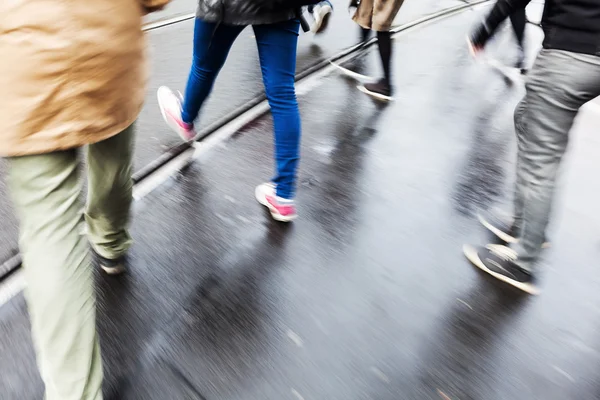 Pessoas que cruzam uma rua de cidade — Fotografia de Stock
