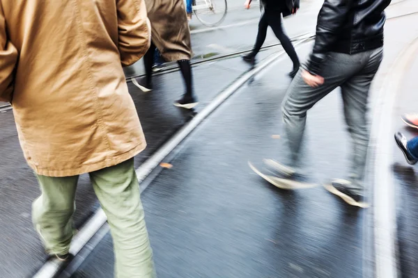 市内の通りを渡る人々 — ストック写真