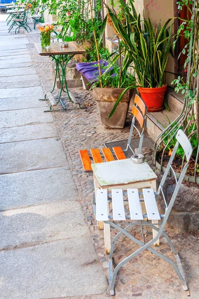 Kleines straßencafé in berlin, deutschland — Stockfoto