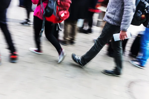 Viajeros caminando por la ciudad — Foto de Stock