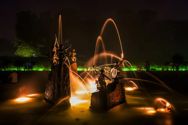 Fuente en el Gran Jardín de los Jardines Herrenhausen en Hannover, Alemania, por la noche —  Fotos de Stock