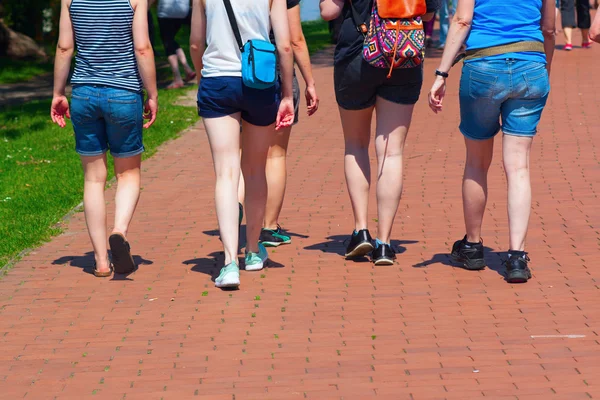 Summery clothed tourists walking — Stock Photo, Image