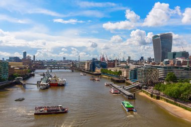 Londra'da Thames Nehri üzerinde bir Londra Şehir Manzaralı