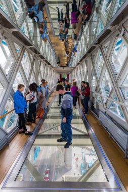 Londra'da köprü trafiği üzerinde Tower Bridge üst düzey geçitten görünümü, İngiltere