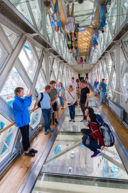 Londra'da köprü trafiği üzerinde Tower Bridge üst düzey geçitten görünümü, İngiltere