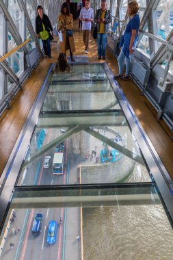 Londra'da köprü trafiği üzerinde Tower Bridge üst düzey geçitten görünümü, İngiltere