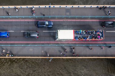 Londra'daki Tower Bridge'in üst düzey geçitten görünümü, İngiltere, köprü trafiği