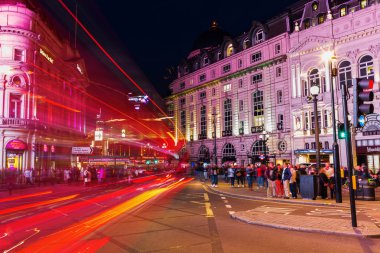 Piccadilly Circus Londra'da, İngiltere, gece