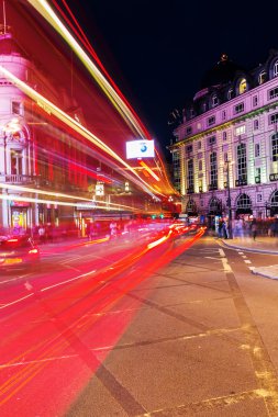 Piccadilly Circus Londra'da, İngiltere, gece