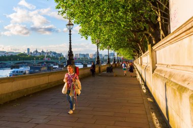 Thames gezinti saä lÄ±k ã1/4nde insanlarä±n gezinilmesi