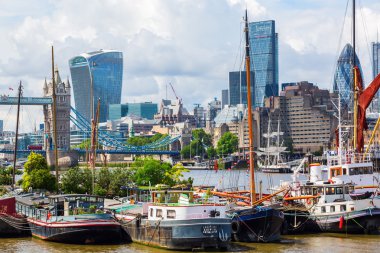 Londra şehir manzarası Thames üzerinde izlendi