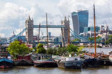 Londra şehir manzarası Thames üzerinde izlendi