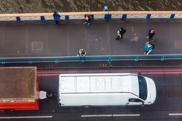 Вид с высотного пешеходного перехода Тауэрского моста в Лондоне, Великобритания, на движение по мосту — стоковое фото