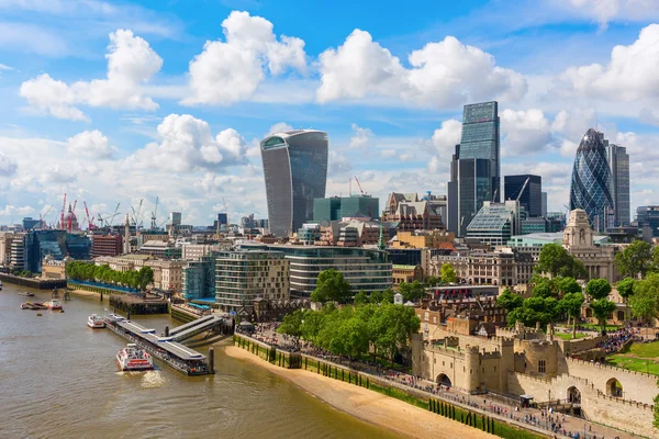 Vista de la ciudad de Londres sobre el río Támesis en Londres, Reino Unido — Foto de Stock