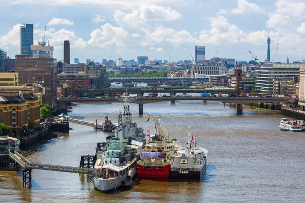 Vista de la ciudad de Londres sobre el río Támesis en Londres, Reino Unido — Foto de Stock