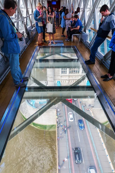 Vista desde la pasarela de alto nivel de Tower Bridge en el tráfico del puente en Londres, Reino Unido —  Fotos de Stock