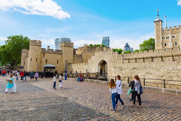 Detail van de Tower of London met de Gherkin in de rug in Londen, VK — Stockfoto