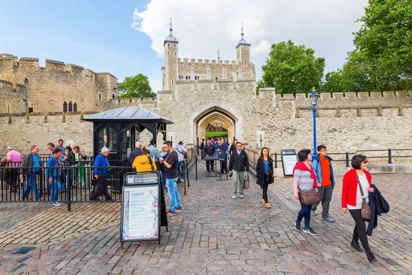 Detail van de Tower of London met de Gherkin in de rug in Londen, VK — Stockfoto
