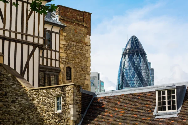 Detail of the Tower of London with the Gherkin in the back in London, UK — Stock Photo, Image