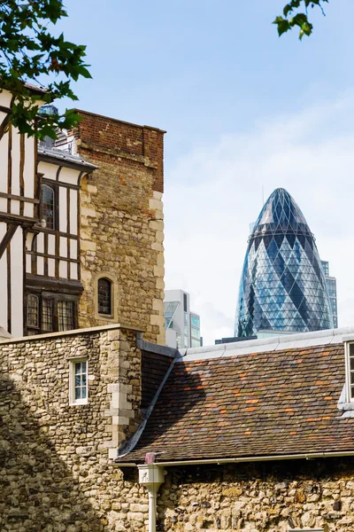 Detail van de Tower of London met de Gherkin in de rug in Londen, VK — Stockfoto