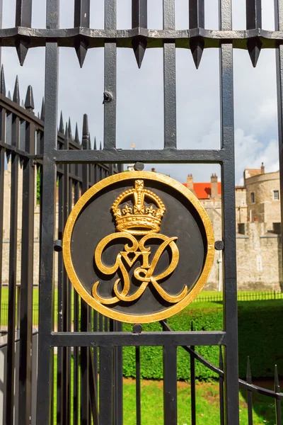 Gouden embleem aan het hek van de Tower of London in Londen, VK — Stockfoto
