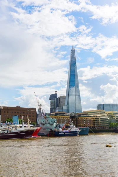 Utsikt över Themsen till The Shard, London, Storbritannien — Stockfoto