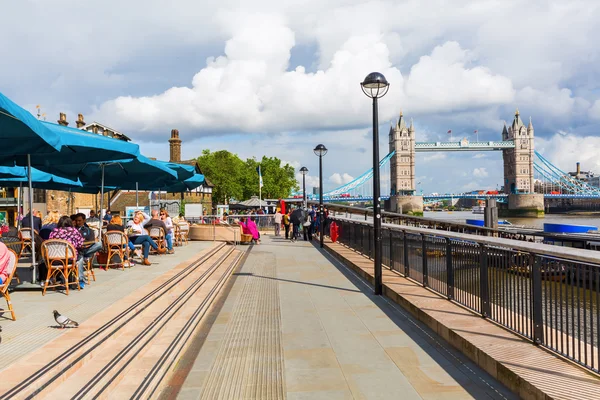 Brzegu Tamizy w Londynie w Wielkiej Brytanii, z widokiem na most Tower Bridge — Zdjęcie stockowe