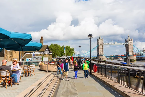 Riberas del río Támesis en Londres, Reino Unido, con vistas al Puente de la Torre — Foto de Stock