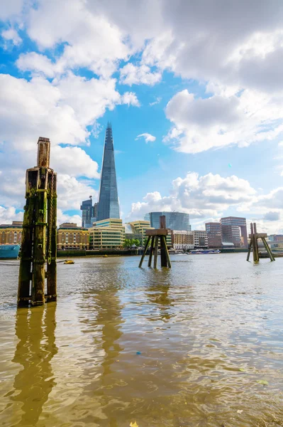 Thames Nehri üzerinde The Shard, Londra, İngiltere'ye görünümü — Stok fotoğraf