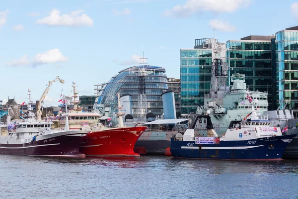 Міський пейзаж Лондона з Темзи, HMS Белфаст та ратуша — стокове фото