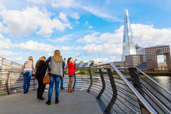 вид с Лондонского моста на Осколок, Лондон, Великобритания
