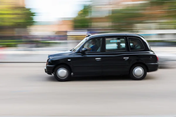 Традиционное лондонское такси в движении размыто — стоковое фото