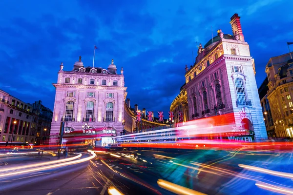 Piccadilly Circus em Londres à noite — Fotografia de Stock
