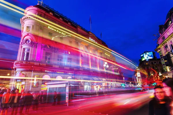 Цирк Пикадилли в Лондоне ночью — стоковое фото