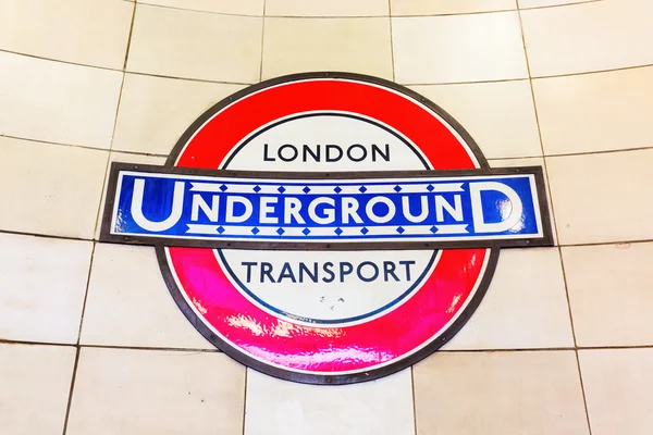 Logotipo de uma estação de metro em Londres, Reino Unido — Fotografia de Stock