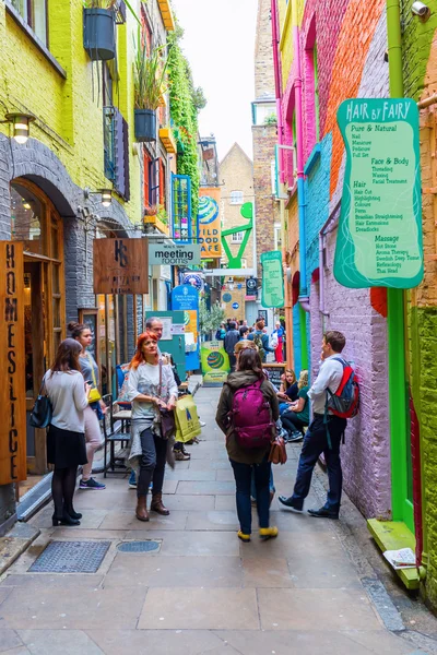 Живописная аллея Neals Yard в Лондоне, Великобритания — стоковое фото