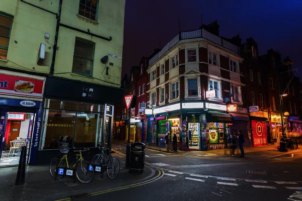 Brick Lane dans le quartier londonien Shoreditch la nuit — Photo