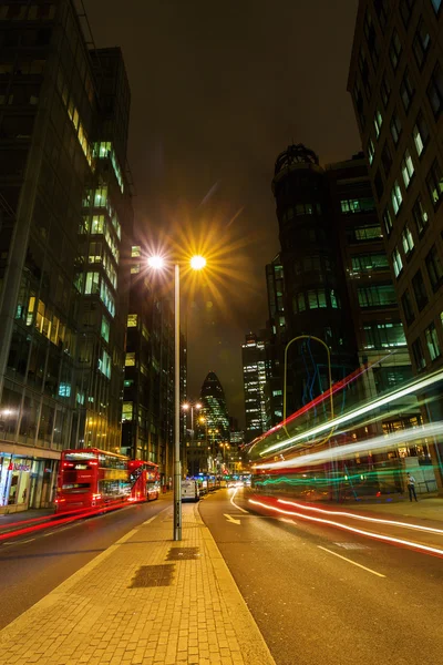 Вид на улицу в лондонском Сити ночью — стоковое фото