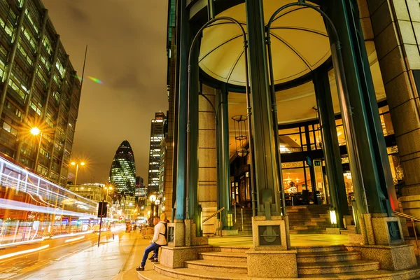 Edificio histórico en Bishopsgate en la ciudad de Londres por la noche — Foto de Stock