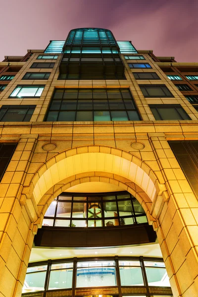 Historical building at Bishopsgate in the City of London at night — Stock Photo, Image