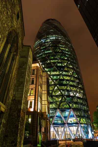 30 St Mary Axe Londra'da, İngiltere, gece