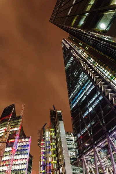 Edificios en la ciudad de Londres por la noche — Foto de Stock