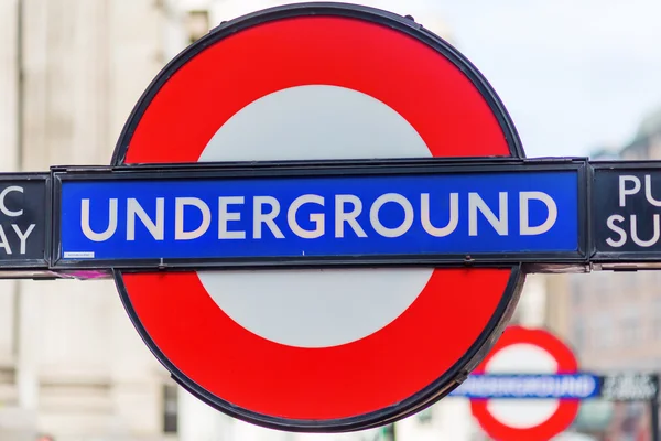Logo de una estación de metro en Londres, Reino Unido — Foto de Stock