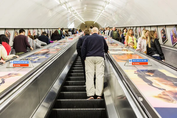 Geschäftige Pendler im Aufzug einer U-Bahn-Station in London, Großbritannien — Stockfoto